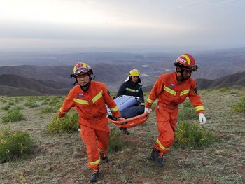 Trabajadores de rescate en un ultramaratón en el que al menos 21 personas murieron como consecuencia del clima extremo en Baiyin, en la provincia china de Gansu (REUTERS)