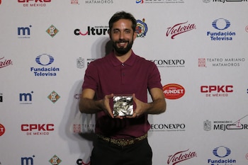 El director Pablo Pérez Lombardini de la película "La reserva" posa con el premio a mejor dirección en la ceremonia de premiación de la 23ª edición del Festival de Cine de Morelia, en Morelia, México, el viernes 17 de octubre de 2025. (Foto AP/Berenice Bautista)