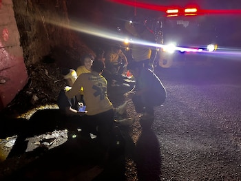 La carretera de Oro, bajo el puente San José, registra otro accidente con tres personas traumatizadas, quienes reciben atención en el ISSS Prados de Venecia. (Foto: Comandos de Salvamento)