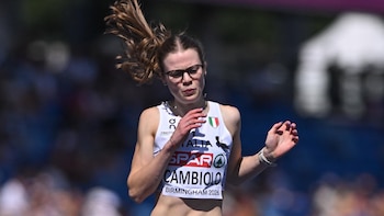 Mujer con gafas y cabello recogido, viste camiseta blanca de competición con bandera de Italia, logotipos Freccia y Spar, y el texto Cambiolo Birmingham 2026