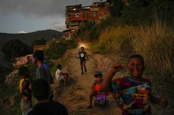 Niños jugando, el 2 de enero de 2022. (AP Foto/Matias Delacroix)