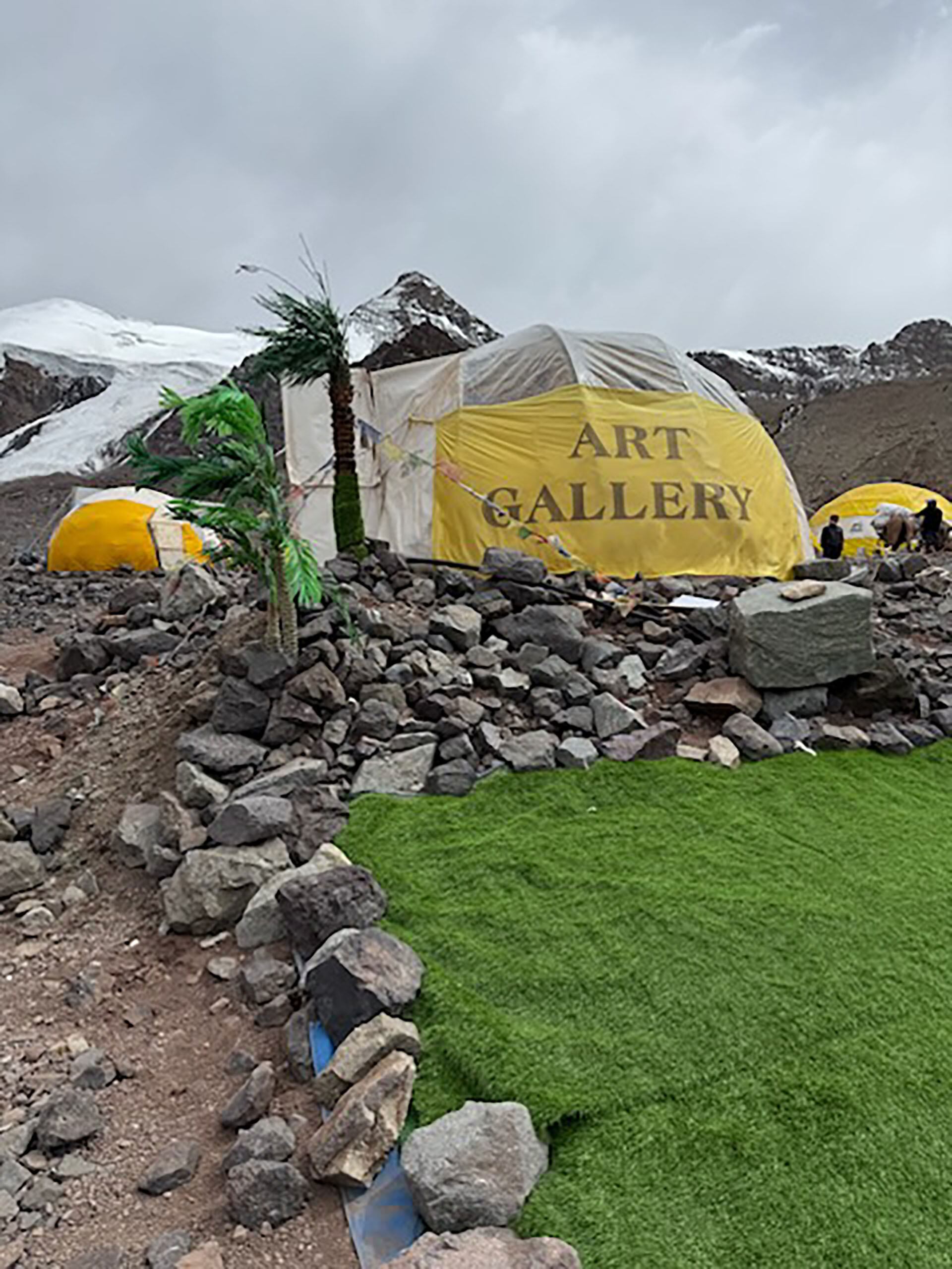 Plaza de Mulas es el campamento base del Aconcagua, alberga una ciudadela cosmopolita con servicios para expedicionarios de diversas nacionalidades