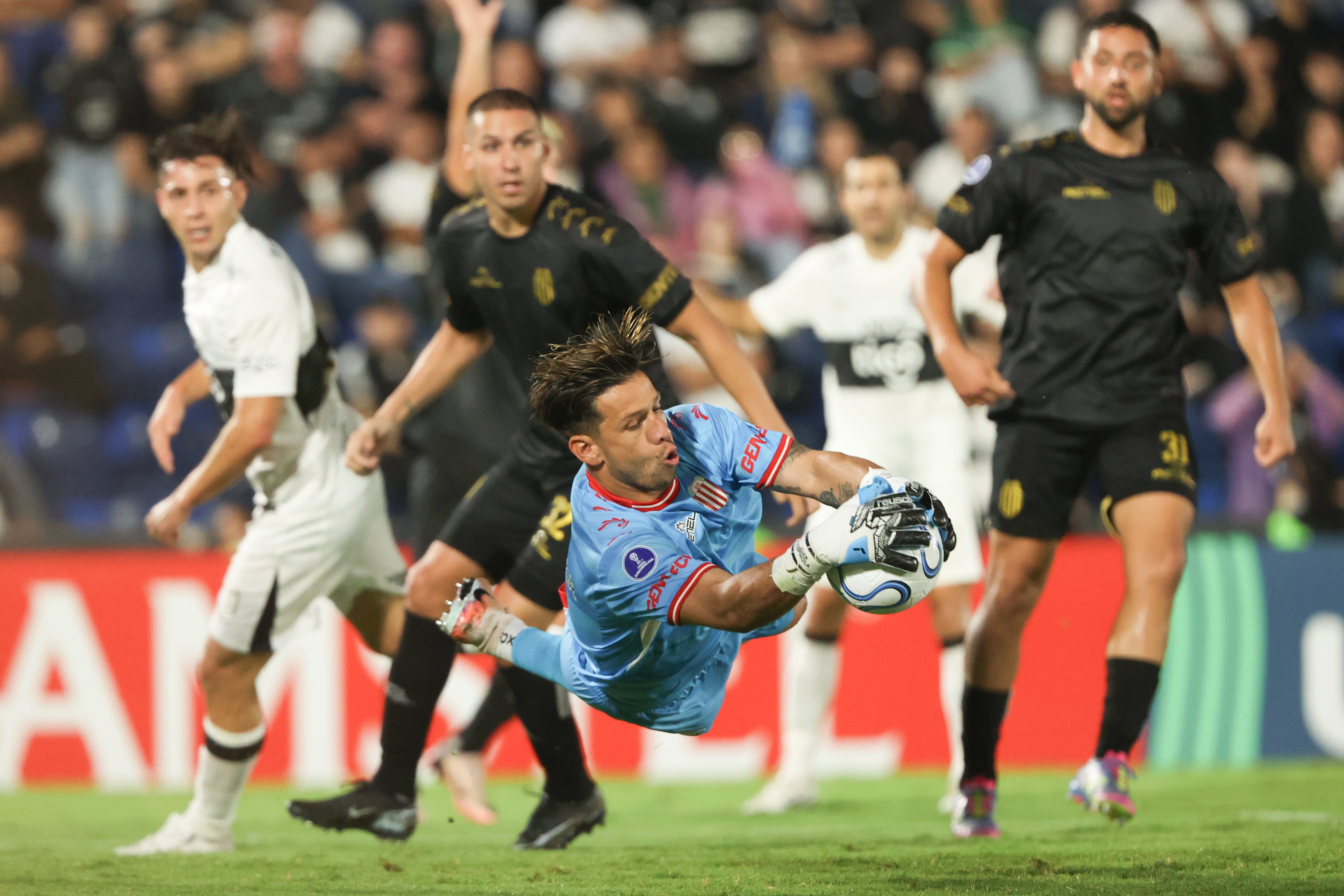 Barracas y Olimpia pretenden poner un pie en octavos de final de la Sudamericana (EFE/Juan Pablo Pino)