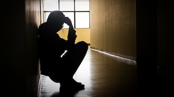 Encuesta: Muchos estadounidenses mayores desconocen la línea de ayuda 988 para suicidios