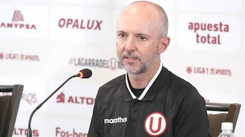 Javier Rabanal atendiendo a la