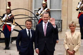 El presidente francés Emmanuel Macron y su esposa Brigitte Macron posan con el rey Felipe VI de España a su llegada a una recepción para jefes de Estado y de Gobierno en el Palacio del Elíseo, antes de la ceremonia de inauguración de los Juegos Olímpicos de París 2024 en París, Francia, el 26 de julio de 2024. (REUTERS/Yara Nardi)