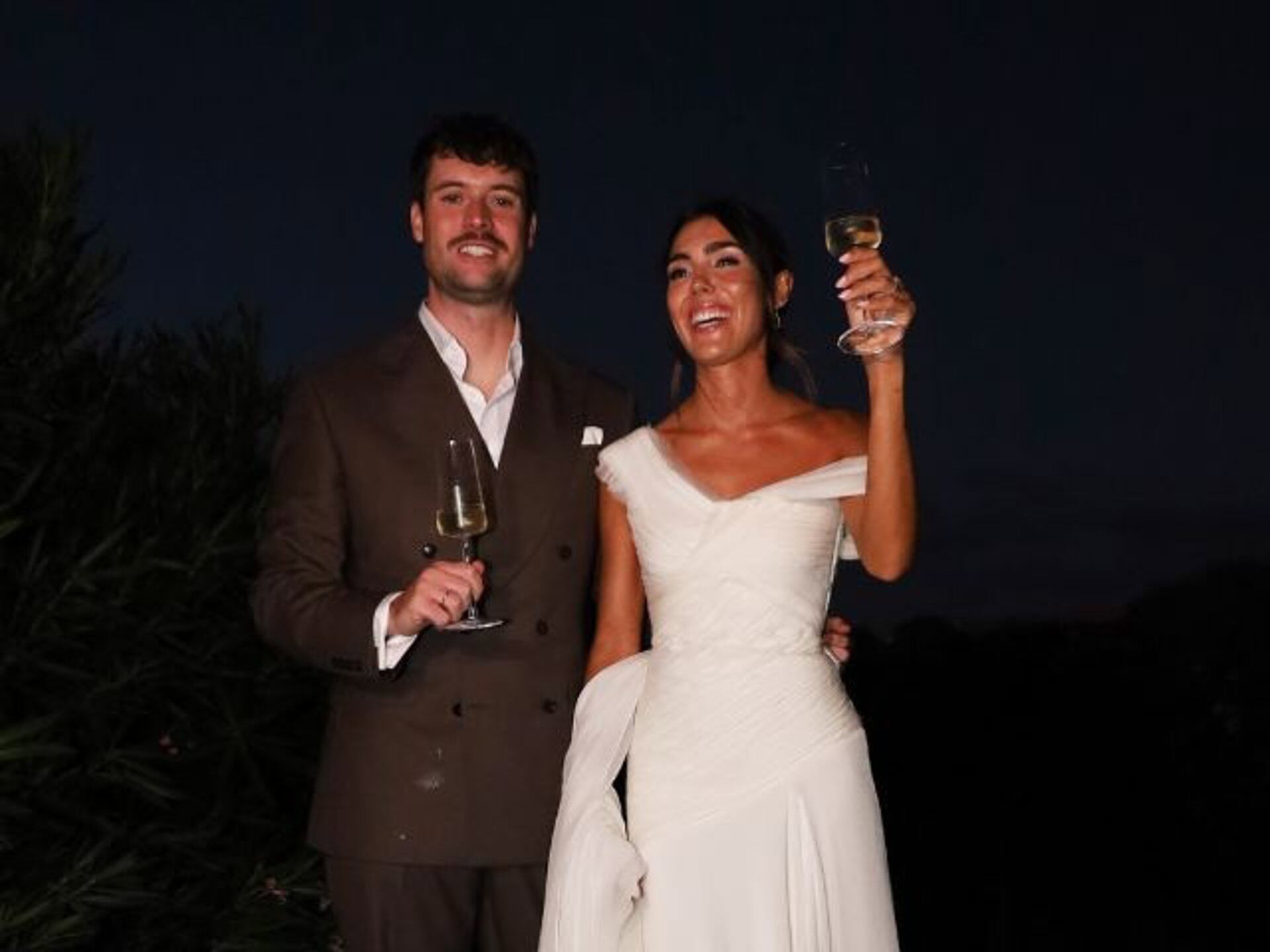 19/09/2026 Anna Padilla y Mario Cristóbal tras darse el 'sí quiero'.
Anna Padilla y Mario Cristóbal ya son marido y mujer. La pareja ha celebrado este sábado su esperada boda en Cádiz, rodeada de sus familiares y amigos más cercanos, en una jornada marcada por la emoción, la felicidad y los nervios propios de uno de los días más importantes de sus vidas. Anna, visiblemente feliz e impaciente por dar el paso, ha deslumbrado vestida de blanco con su espectacular vestido de novia, luciendo radiante en una jornada que llevaba tiempo esperando junto al hombre con el que comparte su vida.
EUROPA ESPAÑA SOCIEDAD
EUROPA PRESS REPORTAJES