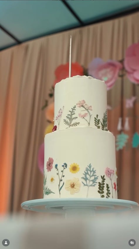 La torta estuvo decorada con flores