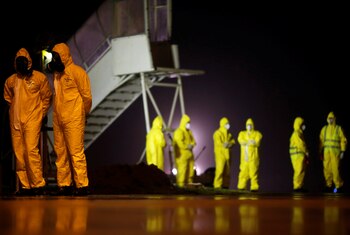 Soldados usaron trajes de protección