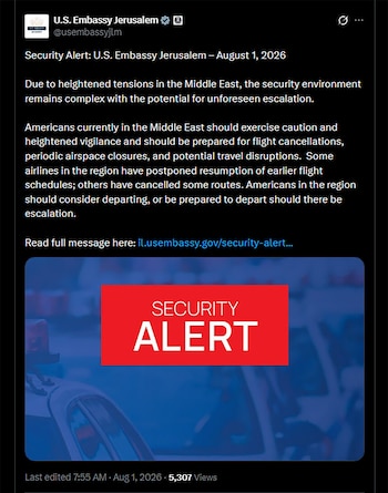Captura de pantalla de un tuit de la Embajada de Estados Unidos en Jerusalén que contiene un mensaje de alerta de seguridad y una imagen con el texto "SECURITY ALERT"