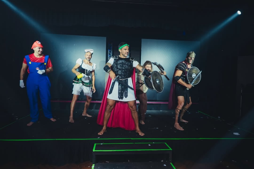 Fabián se animó a salir disfrazado de gladiador para entretener a los invitados