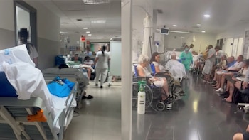 Las Urgencias de La Paz se saturan y hay 38 pacientes en una habitación con 12 camas: “Una enfermera acabó llorando porque no daba abasto”