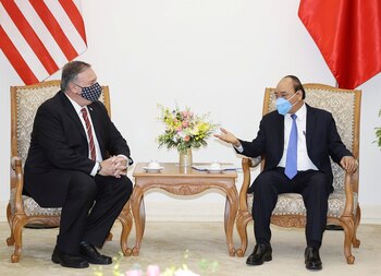 Mike Pompeo con el primer ministro de Vietnam, Nguyen Xuan. Thong Nhat/Vietnam News Agency via REUTERS