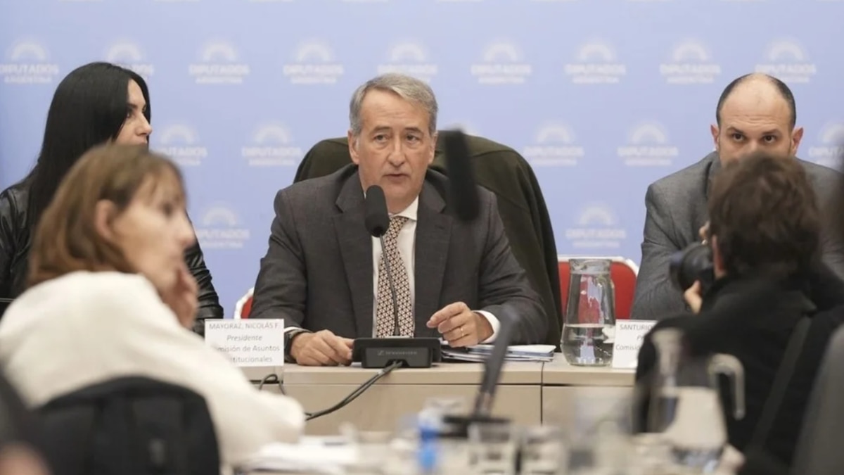 Imagen de la noticia: El Gobierno acordó con los aliados restituir los límites a la venta de tierras para blindar el DNU 70/23