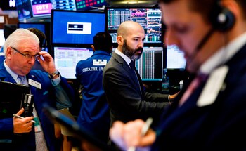 Varios corredores de bolsa trabajan