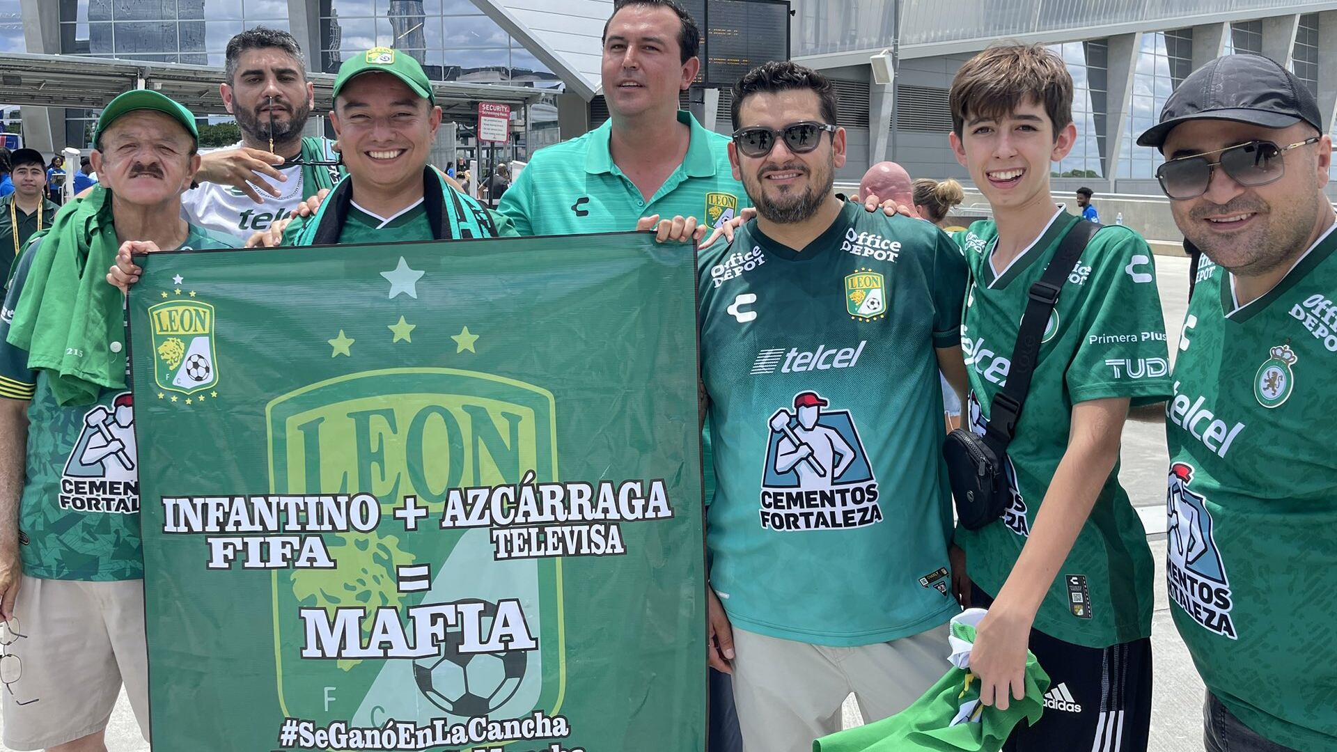 Pese a que su equipo no pudo competir, sus seguidores aprovecharon que ya tenían los boletos para protestar- crédito @ThomasdeStLeger/X