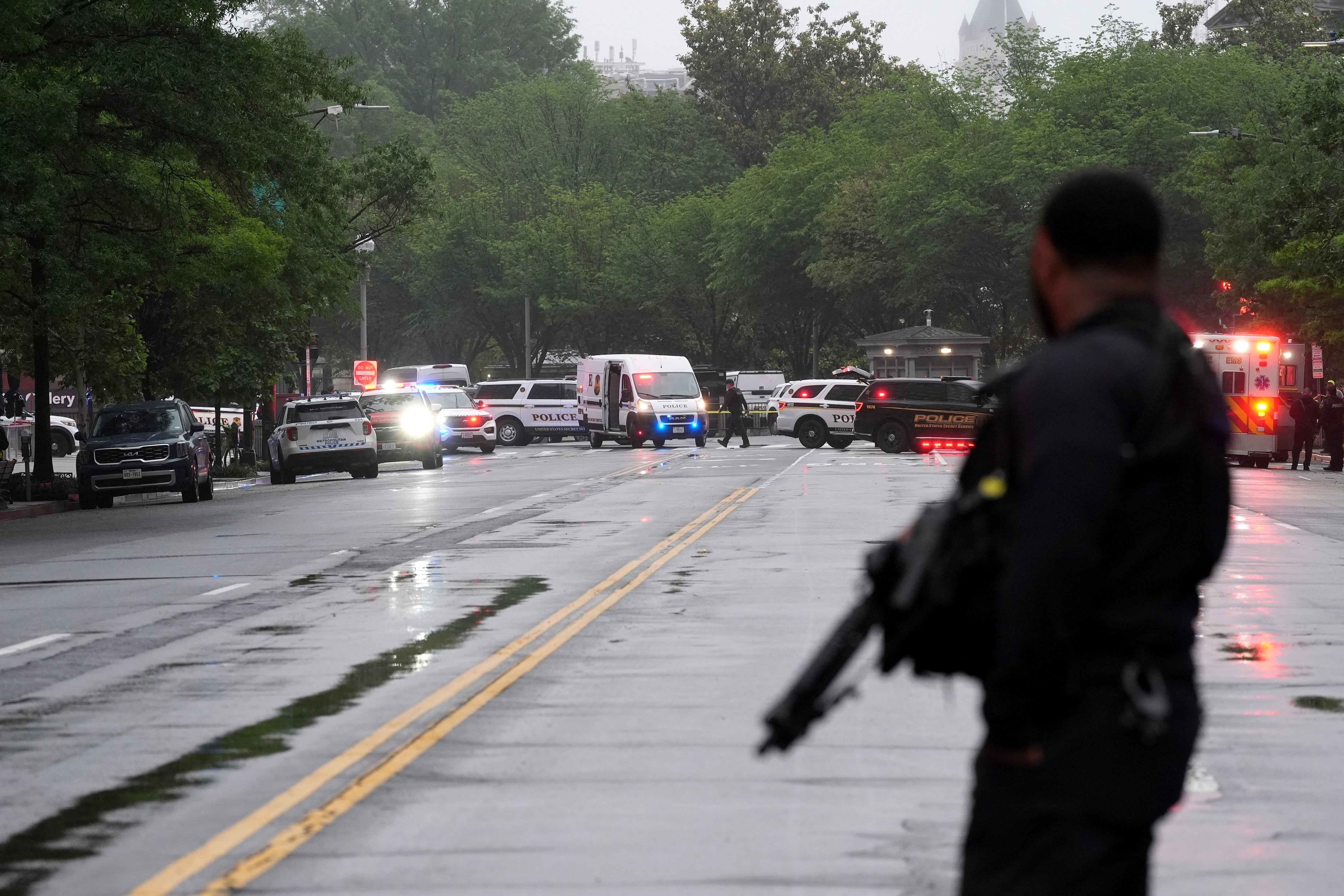 La policía y miembros del Servicio Secreto bloquean las calles alrededor de la Casa Blanca (AP Foto/Alex Brandon)