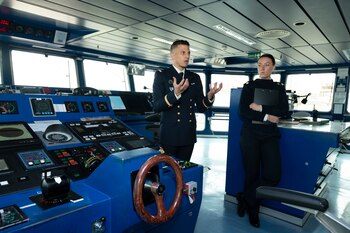 recorrida por el barco crucero portahelicópteros francés Jeanne d´Arc.