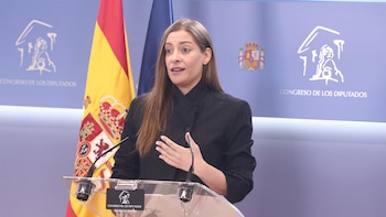El PP acusa al PSOE de pasar de no saber quién es Leire Díez a admitir que le pagó 45.000 euros: "Miente más que habla"