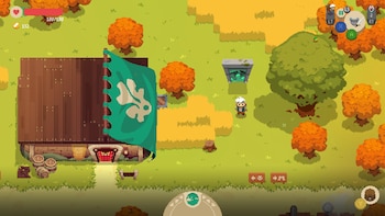 Un personaje pixelado de pie en un entorno campestre, junto a una casa de madera con una bandera verde, un portal de piedra y árboles con follaje naranja y verde