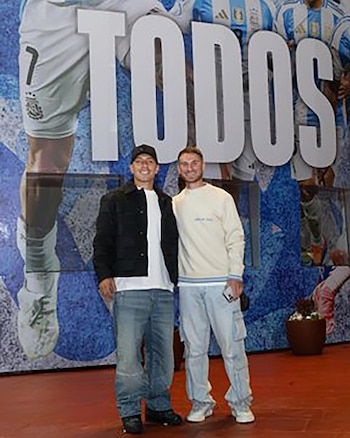 Lisandro Martínez y Alexis Mac