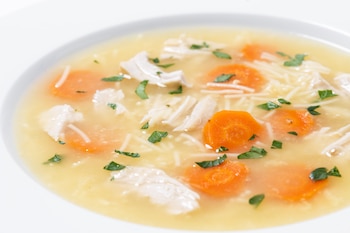 Un caldo de verduras (Freepik)
