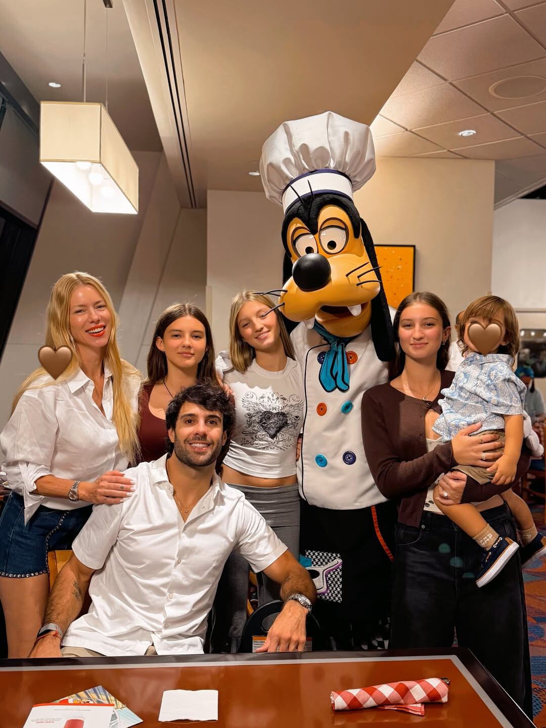 Nicole Neumann y familia junto a Goofy