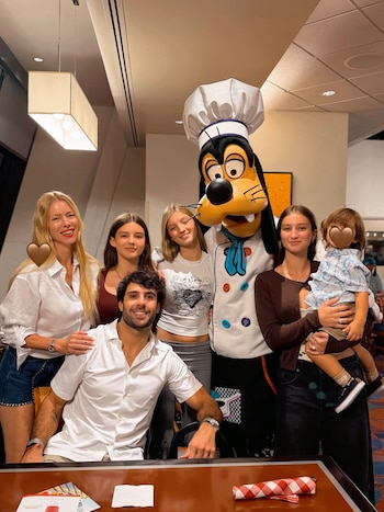Nicole Neumann y familia junto a Goofy