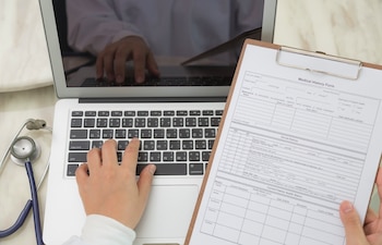 La fragmentación de los datos médicos puede provocar que los pacientes deban repetir exámenes de laboratorio o trasladar resultados entre diferentes instituciones. Cortesía: TRP Lab