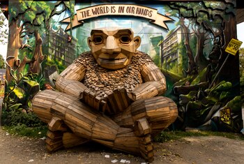 Una escultura de madera gigante