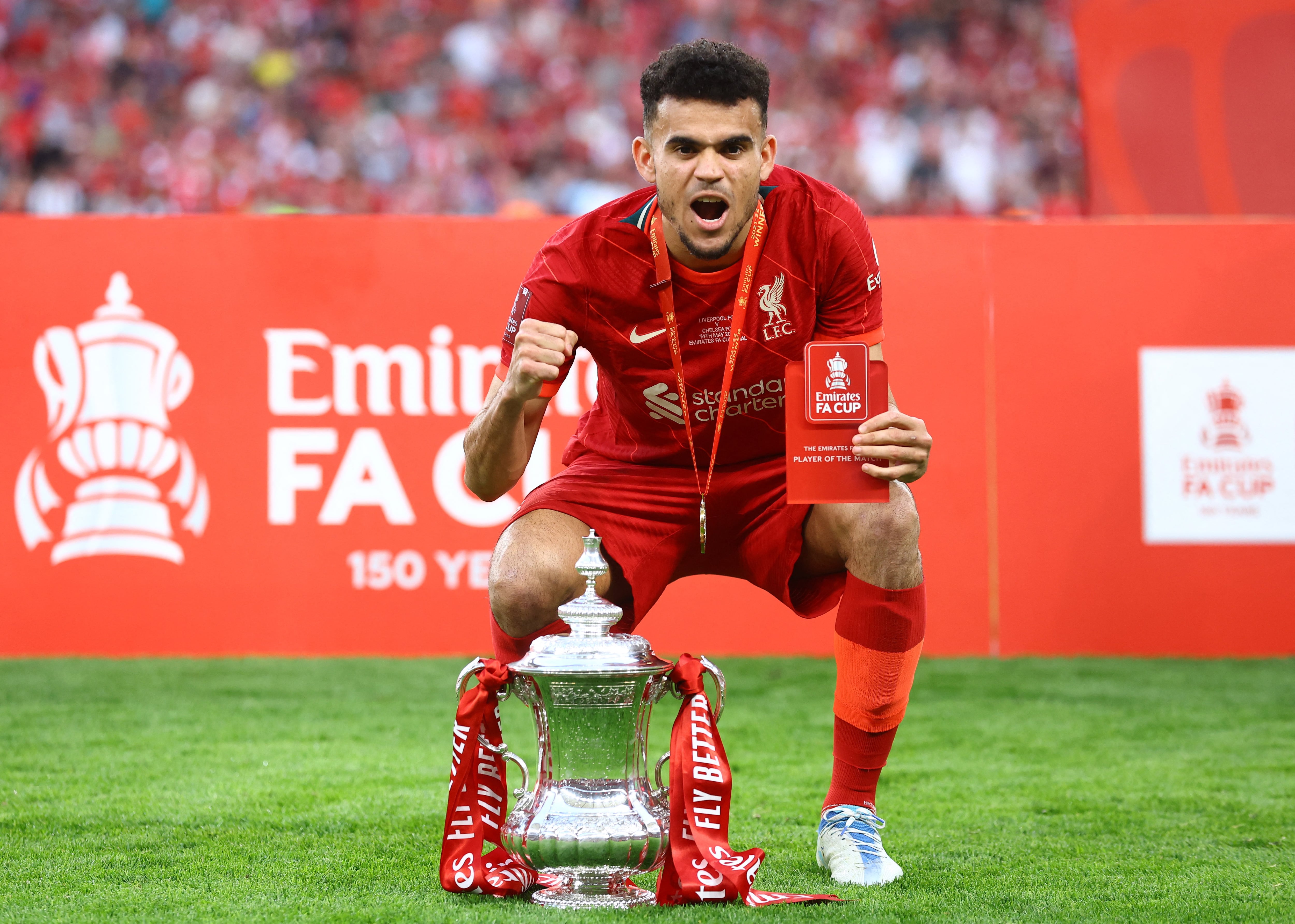 Luis Díaz con el trofeo de la FA Cup - crédito Hannah Mckay/REUTERS