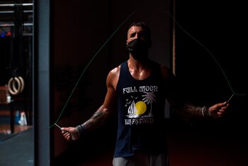 Un hombre hace ejercicio con