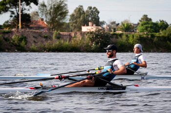 Los atletas de remo de Uruguay Bruno Cetraro (i) y Felipe Klüver participan en un entrenamiento el 8 de abril de 2021 en Montevideo (Uruguay). EFE/Raúl Martínez