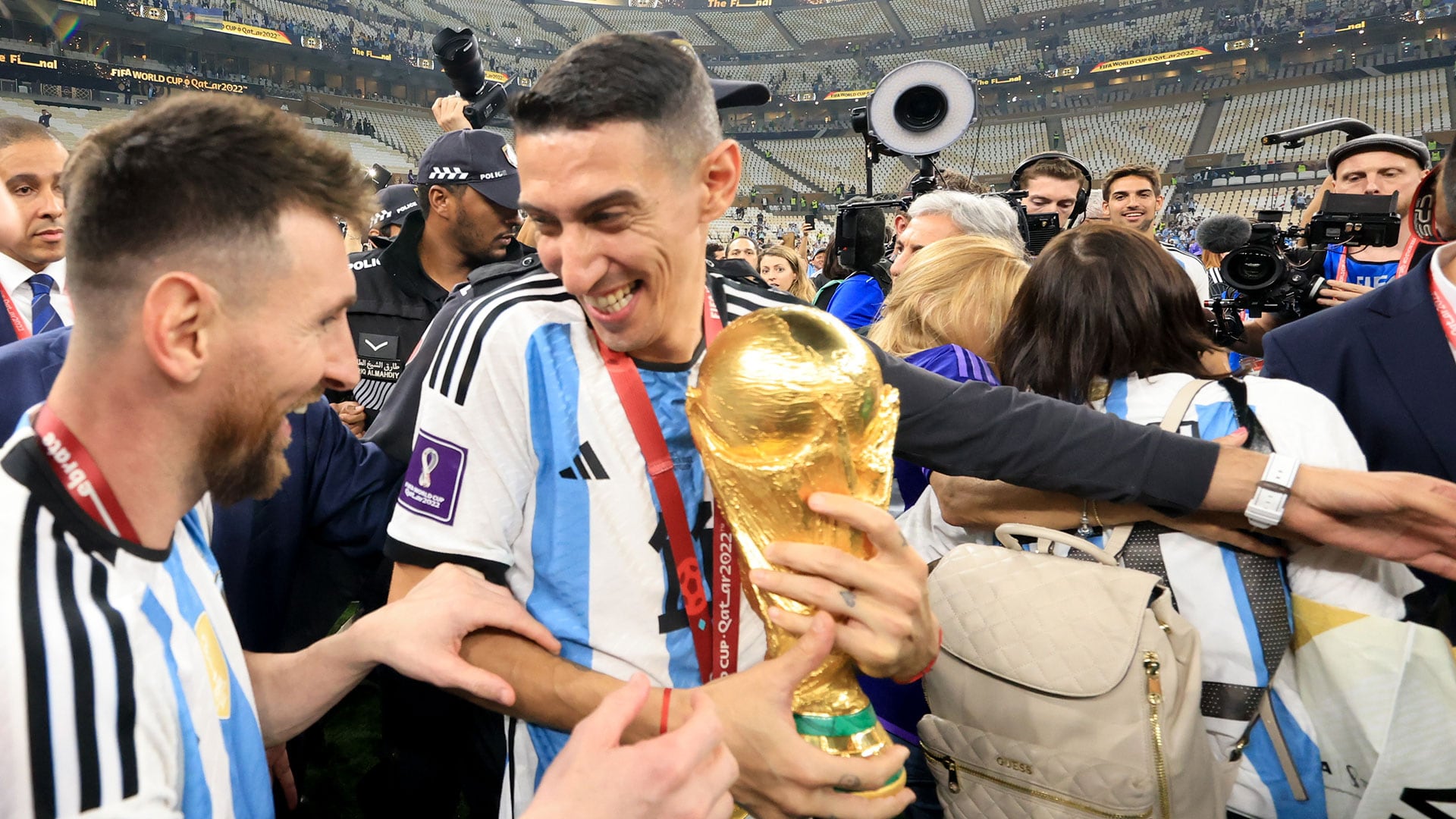 Di María y Messi disfrutan en el estadio Lusail con la Copa del mundo en la mano (Photo by Gustavo Pagano/Getty Images)
