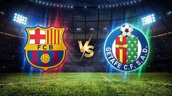 Escudos oficiales del FC Barcelona y del Getafe CF flanquean las letras VS doradas sobre el césped iluminado de un estadio nocturno.