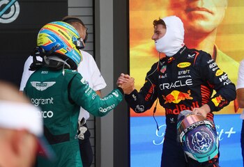 Alonso y Verstappen se saludan