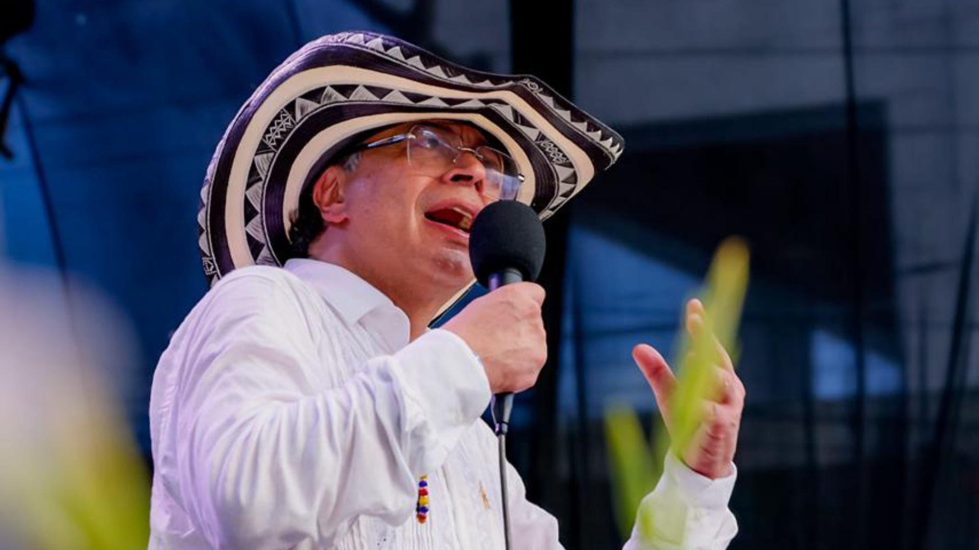 Petro liga la baja de pobreza con un llamado a votar y pide organizar “vacas”