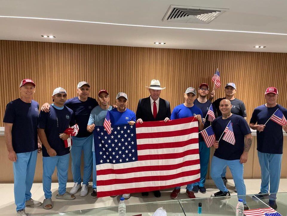 Los 10 estadounidenses liberados posaron para una fotografía junto a John MacNamara, encargado de negocios de la Oficina Externa de los Estados Unidos en Venezuela