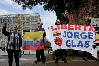 A las afueras de la Corte Nacional, pocos simpatizantes de Glas pidieron su libertad. REUTERS/Karen Toro/ARCHIVO