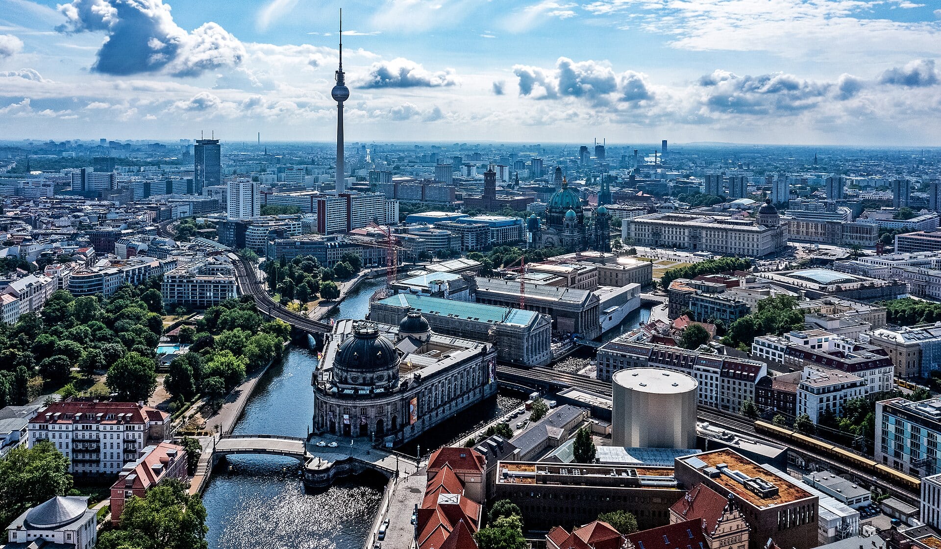 Berlín suma el color de sus árboles a una programación cultural marcada por el arte, la música y los mercadillos. (Wikipedia)