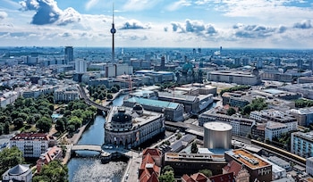 Museumsinsel in Berlin, im Hintergrund der Fernsehturm am Alexanderplatz