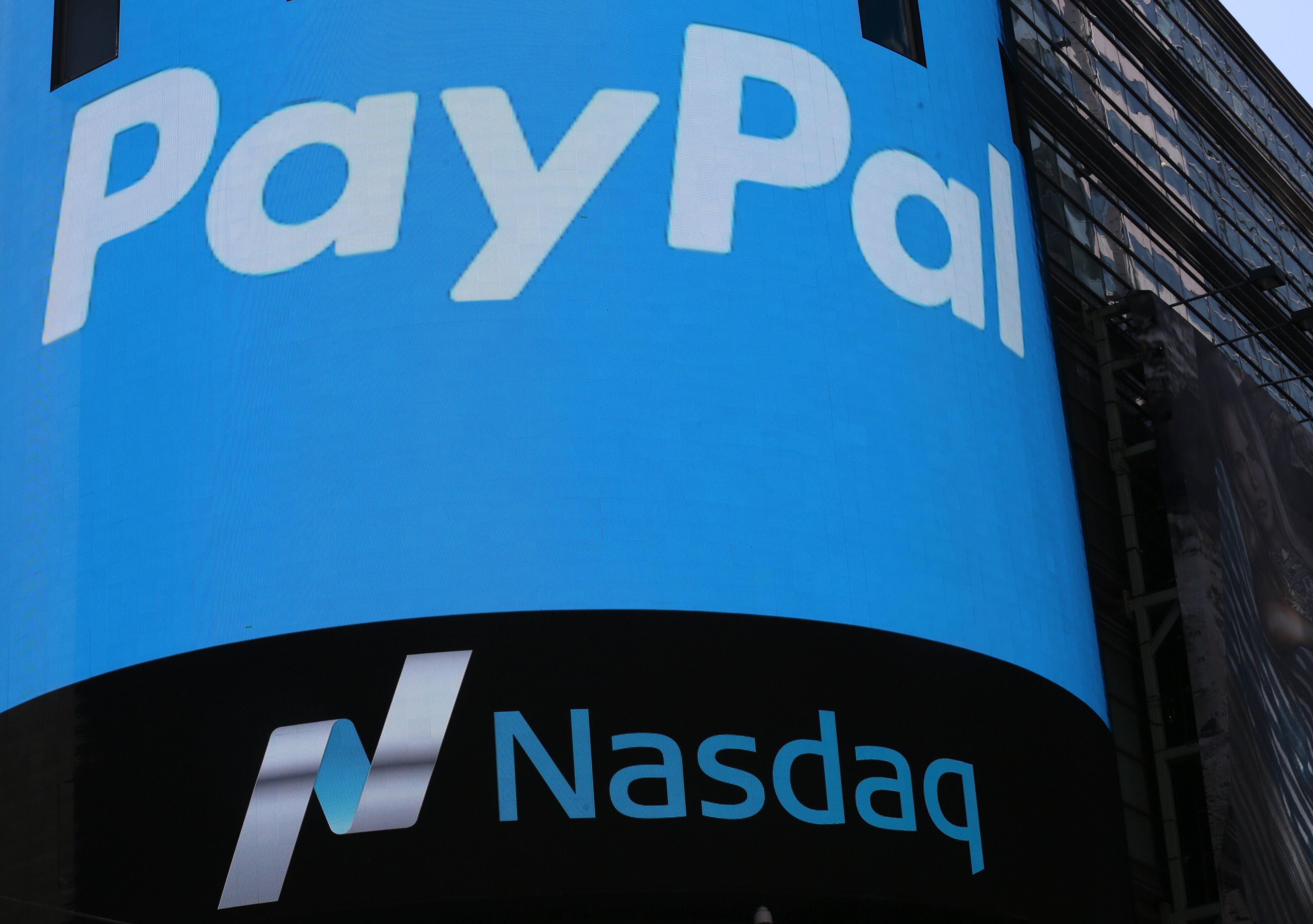 PayPal es un servicio financiero en línea que permite enviar, recibir dinero y realizar pagos electrónicos sin compartir información financiera directamente con vendedores. (EPA/ANDREW GOMBERT)