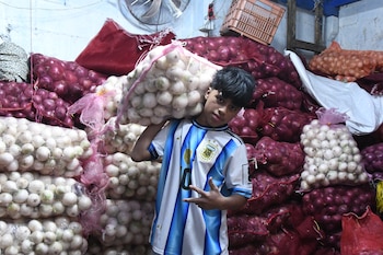 (GUATEMALA), 15/07/2026.- Josue Barriendo trabaja usando una camiseta de la selección de Argentina, previo al partido del Mundial de la FIFA 2026 entre Inglaterra y Argentina, este miércoles en el mercado de La Terminal, en Ciudad de Guatemala (Guatemala). EFE/ Alex Cruz