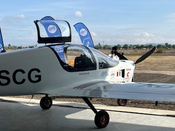 Puede volar entre cinco y