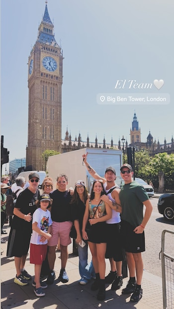 Nico Vázquez y Dai Fernández junto al grupo de amigos que hicieron el viaje: Paul Kirzner, Vane Bafaro, Damián Armocida, Candelaria Audi y Facundo Agrello