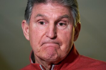 El senador Joe Manchin tratando de explicar ante la prensa su voto en contra de la ley BBB al finalizar una de las sesiones en el Congreso. REUTERS/Kevin Lamarque/File Photo