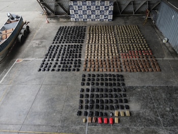 Una operación en el Pacífico centro permitió interceptar una embarcación panameña con 637 kilogramos de marihuana y 220 galones de combustible - crédito prensa Armada de Colombia