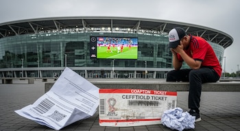 Un aficionado sufre visiblemente frente