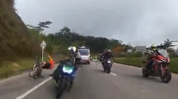 Video: peligrosas maniobras de motociclistas