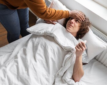 Una mujer cuida a una